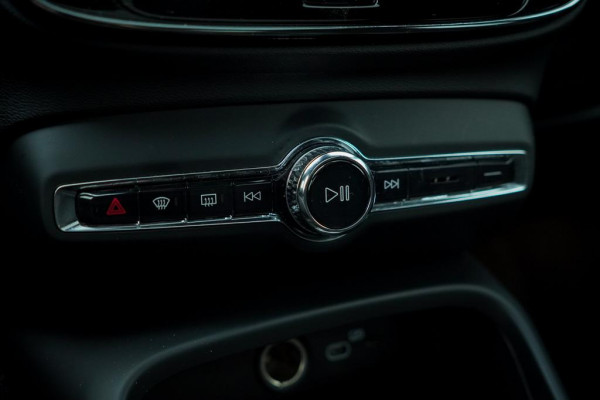 Volvo XC40 Recharge P8 AWD R-Design / Pano / Trekhaak / 20'' / Warmtepomp / Harman Kardon