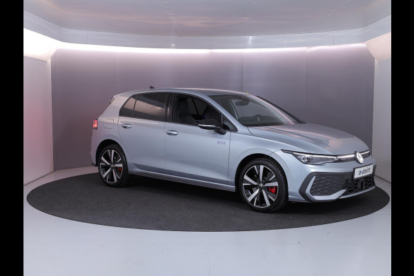 Volkswagen Golf 1.5 eHybrid GTE 272 pk Automaat (DSG) | Verlengde garantie | Navigatie | Trekhaak (wegklapbaar) | Parkeersensoren | Achteruitrijcamera | Stoelverwarming |