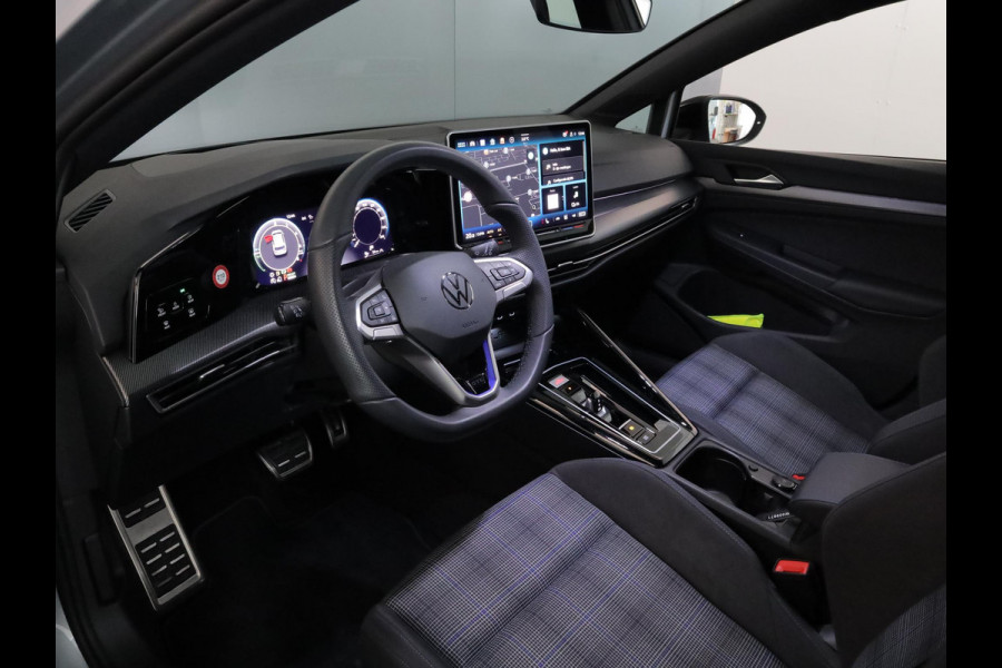 Volkswagen Golf 1.5 eHybrid GTE 272 pk Automaat (DSG) | Verlengde garantie | Navigatie | Trekhaak (wegklapbaar) | Parkeersensoren | Achteruitrijcamera | Stoelverwarming |