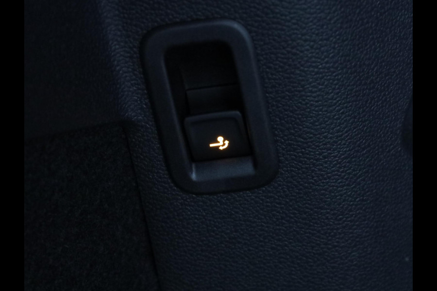 Volkswagen Golf 1.5 eHybrid GTE 272 pk Automaat (DSG) | Verlengde garantie | Navigatie | Trekhaak (wegklapbaar) | Parkeersensoren | Achteruitrijcamera | Stoelverwarming |