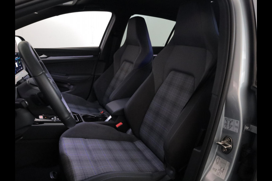 Volkswagen Golf 1.5 eHybrid GTE 272 pk Automaat (DSG) | Verlengde garantie | Navigatie | Trekhaak (wegklapbaar) | Parkeersensoren | Achteruitrijcamera | Stoelverwarming |