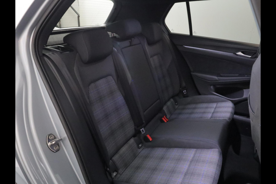 Volkswagen Golf 1.5 eHybrid GTE 272 pk Automaat (DSG) | Verlengde garantie | Navigatie | Trekhaak (wegklapbaar) | Parkeersensoren | Achteruitrijcamera | Stoelverwarming |