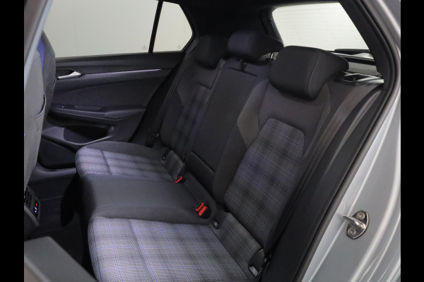 Volkswagen Golf 1.5 eHybrid GTE 272 pk Automaat (DSG) | Verlengde garantie | Navigatie | Trekhaak (wegklapbaar) | Parkeersensoren | Achteruitrijcamera | Stoelverwarming |