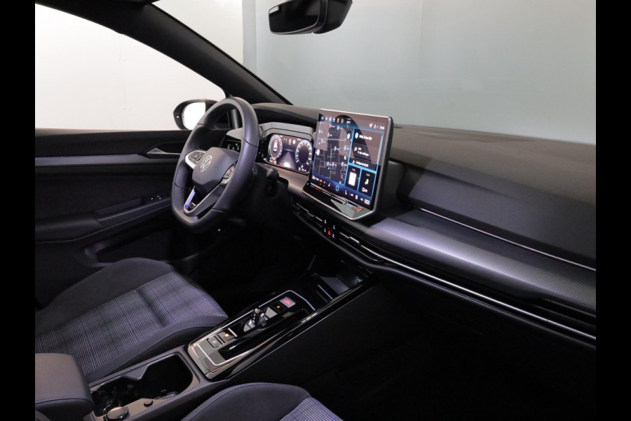 Volkswagen Golf 1.5 eHybrid GTE 272 pk Automaat (DSG) | Verlengde garantie | Navigatie | Trekhaak (wegklapbaar) | Parkeersensoren | Achteruitrijcamera | Stoelverwarming |