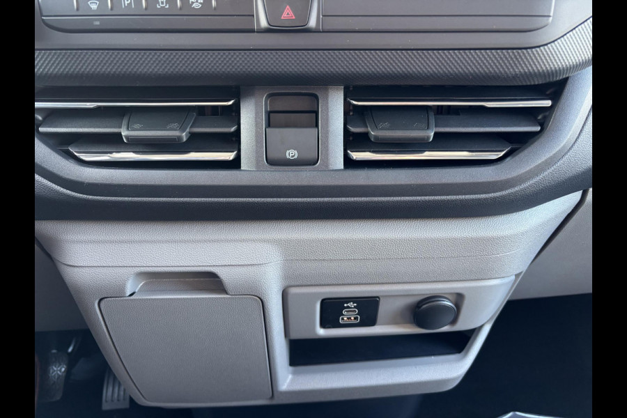 Ford Transit Custom 340 2.5 PHEV L2H1 Limited SCI | 233pk | Kombi | Incl. BTW/BPM | Dubbele zijschuifdeur | Privacy Glass | Inklapbare trekhaak | 17 inch lichtmetalen velgen | Driver Assistance Pack Premium | Verwarmbaar stuurwiel