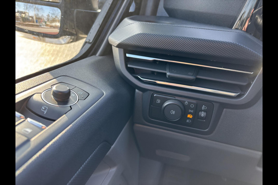 Ford Transit Custom 340 2.5 PHEV L2H1 Limited SCI | 233pk | Kombi | Incl. BTW/BPM | Dubbele zijschuifdeur | Privacy Glass | Inklapbare trekhaak | 17 inch lichtmetalen velgen | Driver Assistance Pack Premium | Verwarmbaar stuurwiel