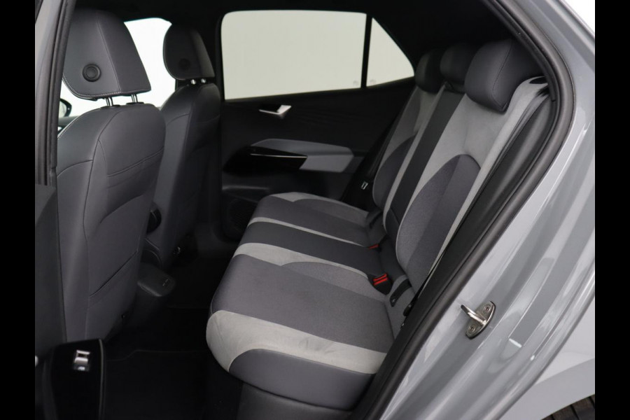 Volkswagen ID.3 First Plus 58 kWh | Trekhaak | Stoel & stuurverwarming | Camera | Adaptive cruise | Sfeerverlichting | Carplay | Matrix LED | Parkeerhulp | Climate control