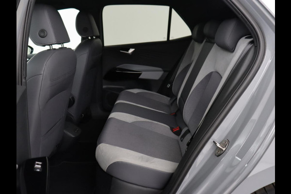 Volkswagen ID.3 First Plus 58 kWh | Trekhaak | Stoel & stuurverwarming | Camera | Adaptive cruise | Sfeerverlichting | Carplay | Matrix LED | Parkeerhulp | Climate control