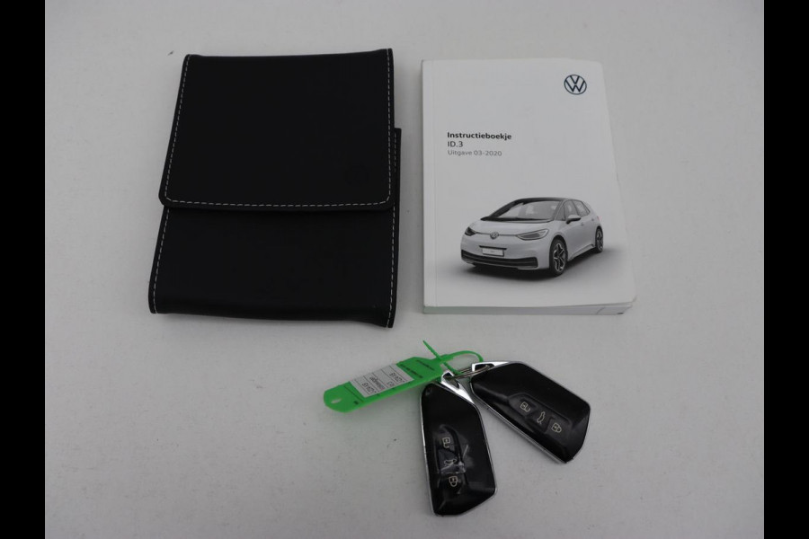Volkswagen ID.3 First Plus 58 kWh | Trekhaak | Stoel & stuurverwarming | Camera | Adaptive cruise | Sfeerverlichting | Carplay | Matrix LED | Parkeerhulp | Climate control