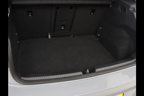 Volkswagen ID.3 First Plus 58 kWh | Trekhaak | Stoel & stuurverwarming | Camera | Adaptive cruise | Sfeerverlichting | Carplay | Matrix LED | Parkeerhulp | Climate control