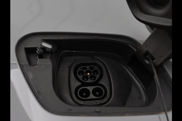 Volkswagen ID.3 First Plus 58 kWh | Trekhaak | Stoel & stuurverwarming | Camera | Adaptive cruise | Sfeerverlichting | Carplay | Matrix LED | Parkeerhulp | Climate control