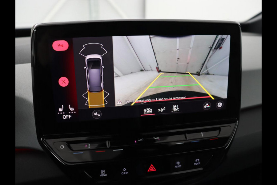 Volkswagen ID.3 First Plus 58 kWh | Trekhaak | Stoel & stuurverwarming | Camera | Adaptive cruise | Sfeerverlichting | Carplay | Matrix LED | Parkeerhulp | Climate control