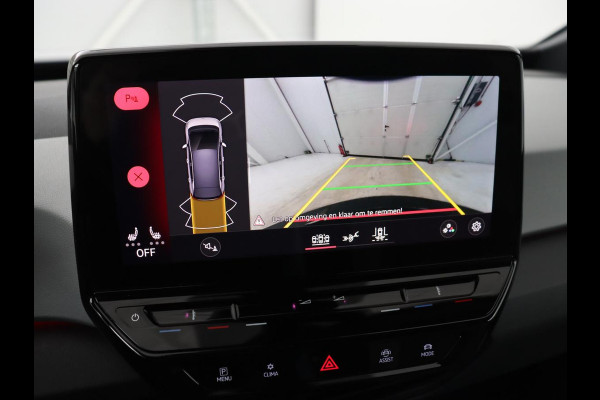 Volkswagen ID.3 First Plus 58 kWh | Trekhaak | Stoel & stuurverwarming | Camera | Adaptive cruise | Sfeerverlichting | Carplay | Matrix LED | Parkeerhulp | Climate control