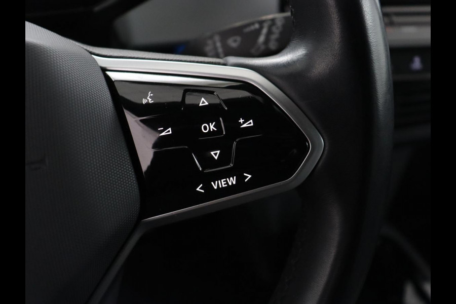 Volkswagen ID.3 First Plus 58 kWh | Trekhaak | Stoel & stuurverwarming | Camera | Adaptive cruise | Sfeerverlichting | Carplay | Matrix LED | Parkeerhulp | Climate control