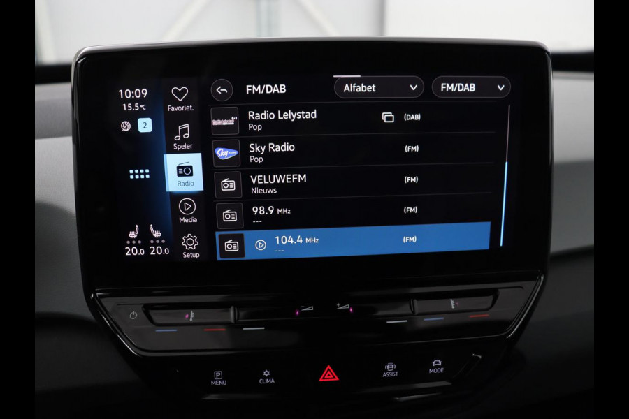 Volkswagen ID.3 First Plus 58 kWh | Trekhaak | Stoel & stuurverwarming | Camera | Adaptive cruise | Sfeerverlichting | Carplay | Matrix LED | Parkeerhulp | Climate control
