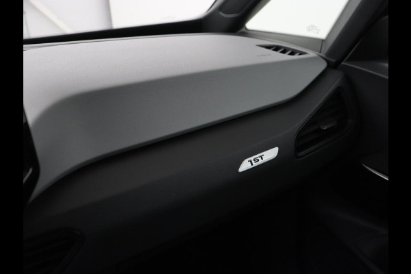 Volkswagen ID.3 First Plus 58 kWh | Trekhaak | Stoel & stuurverwarming | Camera | Adaptive cruise | Sfeerverlichting | Carplay | Matrix LED | Parkeerhulp | Climate control