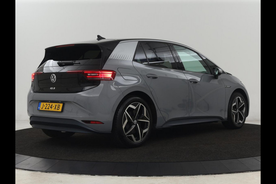 Volkswagen ID.3 First Plus 58 kWh | Trekhaak | Stoel & stuurverwarming | Camera | Adaptive cruise | Sfeerverlichting | Carplay | Matrix LED | Parkeerhulp | Climate control