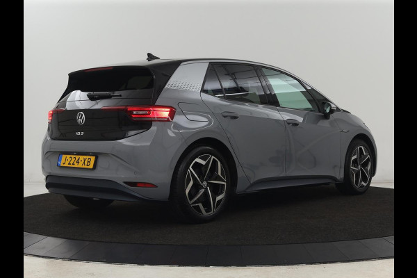 Volkswagen ID.3 First Plus 58 kWh | Trekhaak | Stoel & stuurverwarming | Camera | Adaptive cruise | Sfeerverlichting | Carplay | Matrix LED | Parkeerhulp | Climate control