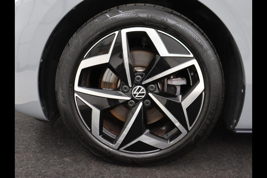 Volkswagen ID.3 First Plus 58 kWh | Trekhaak | Stoel & stuurverwarming | Camera | Adaptive cruise | Sfeerverlichting | Carplay | Matrix LED | Parkeerhulp | Climate control