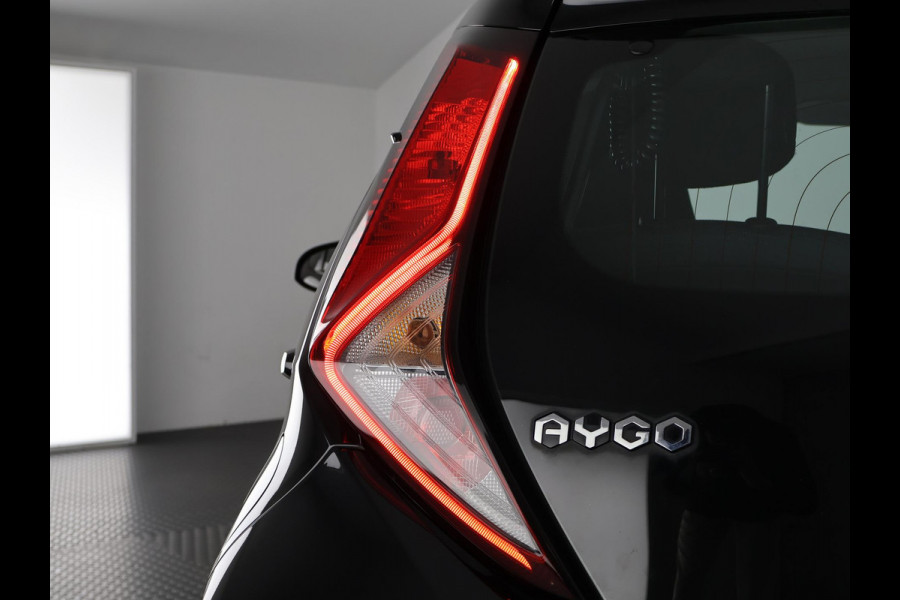 Toyota Aygo 1.0 VVT-i X-PLAY CARPLAY NAVI GARANTIE 2031 1e EIG BIJNA 2021. 100% ONDERHOUDEN .CAMERA.BLACK EDITION