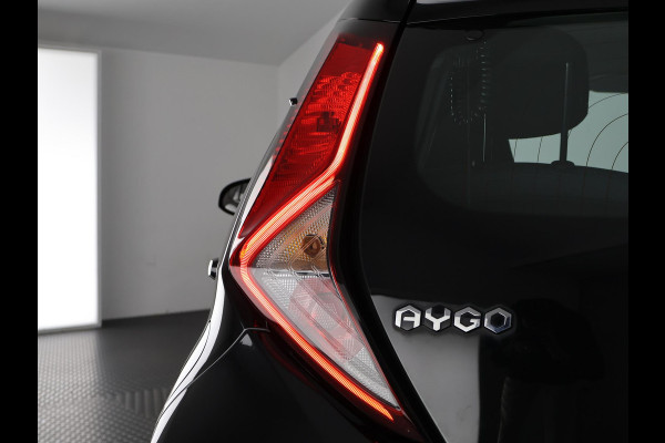 Toyota Aygo 1.0 VVT-i X-PLAY CARPLAY NAVI GARANTIE 2031 1e EIG BIJNA 2021. 100% ONDERHOUDEN .CAMERA.BLACK EDITION