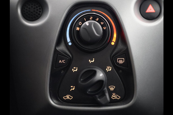 Toyota Aygo 1.0 VVT-i X-PLAY CARPLAY NAVI GARANTIE 2031 1e EIG BIJNA 2021. 100% ONDERHOUDEN .CAMERA.BLACK EDITION