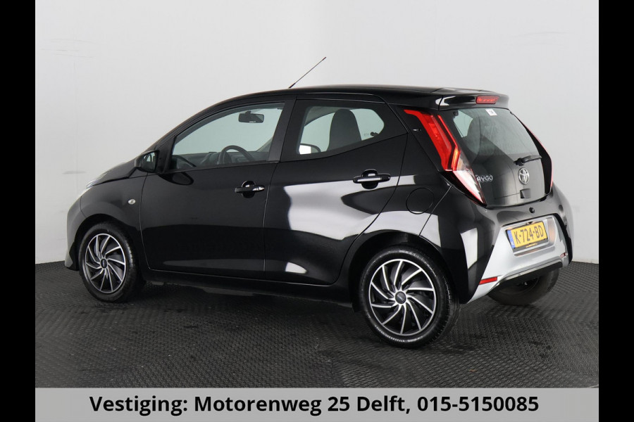 Toyota Aygo 1.0 VVT-i X-PLAY CARPLAY NAVI GARANTIE 2031 1e EIG BIJNA 2021. 100% ONDERHOUDEN .CAMERA.BLACK EDITION