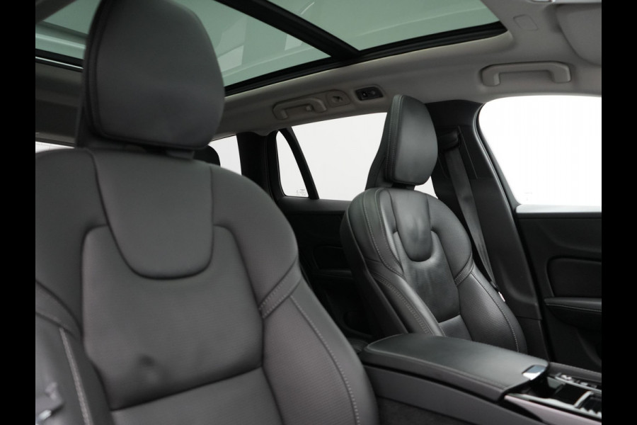 Volvo V60 T6 Recharge AWD Inscription Plug In Hybrid 340pk Dealer O.H. PHEV | Trekhaak Af Fabriek | Panodak | Lederen Sportstoelen Massage & Memory & Ventilatie | Adaptive Cruise | Head Up | 360 Camera | Stoelen & Stuur Verwarmd | Bowers & Wilkins |