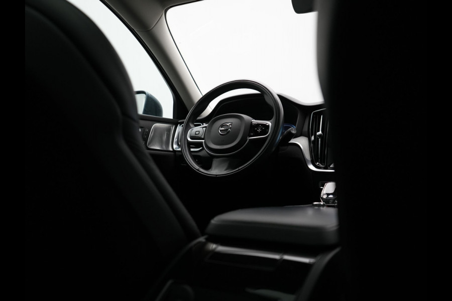 Volvo V60 T6 Recharge AWD Inscription Plug In Hybrid 340pk Dealer O.H. PHEV | Trekhaak Af Fabriek | Panodak | Lederen Sportstoelen Massage & Memory & Ventilatie | Adaptive Cruise | Head Up | 360 Camera | Stoelen & Stuur Verwarmd | Bowers & Wilkins |