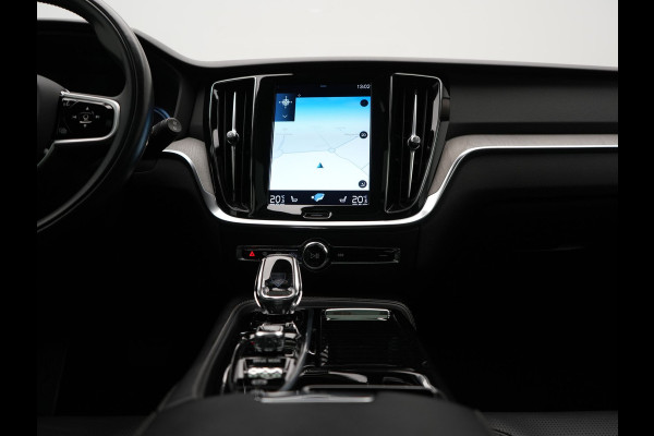 Volvo V60 T6 Recharge AWD Inscription Plug In Hybrid 340pk Dealer O.H. PHEV | Trekhaak Af Fabriek | Panodak | Lederen Sportstoelen Massage & Memory & Ventilatie | Adaptive Cruise | Head Up | 360 Camera | Stoelen & Stuur Verwarmd | Bowers & Wilkins |