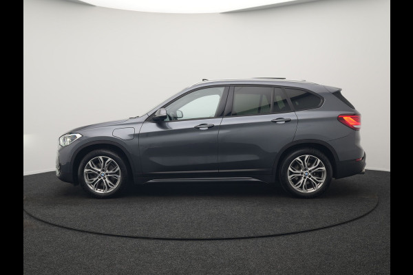 BMW X1 xDrive25e Sportline Plug In Hybrid 221pk Dealer O.H. PHEV | Panodak | Adaptive Cruise | Head Up | Camera | Lederen Sportstoelen Memory & Verwarmd | Sfeerverlichting | Stuur Verwarmd | Apple Carplay | Keyless | Navigatie | DAB |