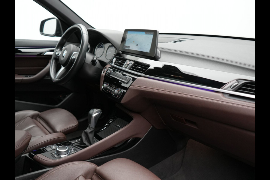 BMW X1 xDrive25e Sportline Plug In Hybrid 221pk Dealer O.H. PHEV | Panodak | Adaptive Cruise | Head Up | Camera | Lederen Sportstoelen Memory & Verwarmd | Sfeerverlichting | Stuur Verwarmd | Apple Carplay | Keyless | Navigatie | DAB |