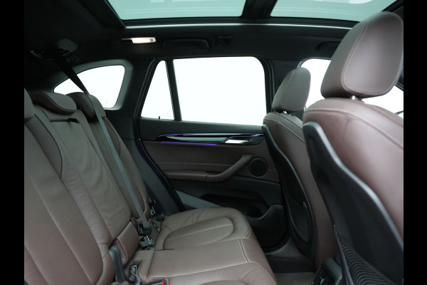 BMW X1 xDrive25e Sportline Plug In Hybrid 221pk Dealer O.H. PHEV | Panodak | Adaptive Cruise | Head Up | Camera | Lederen Sportstoelen Memory & Verwarmd | Sfeerverlichting | Stuur Verwarmd | Apple Carplay | Keyless | Navigatie | DAB |