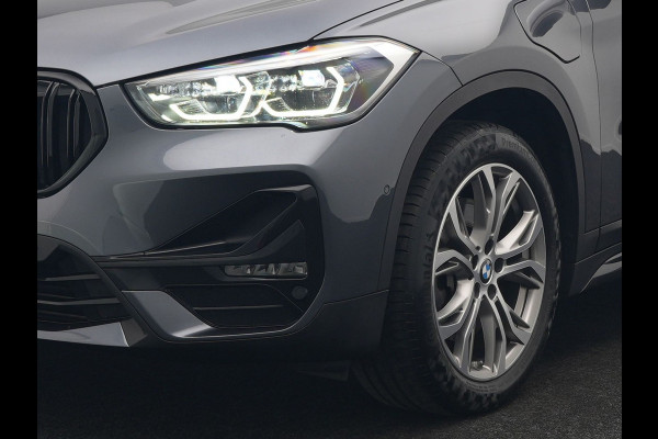 BMW X1 xDrive25e Sportline Plug In Hybrid 221pk Dealer O.H. PHEV | Panodak | Adaptive Cruise | Head Up | Camera | Lederen Sportstoelen Memory & Verwarmd | Sfeerverlichting | Stuur Verwarmd | Apple Carplay | Keyless | Navigatie | DAB |