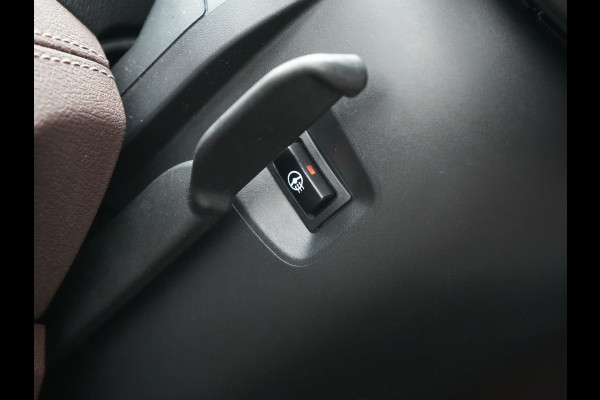 BMW X1 xDrive25e Sportline Plug In Hybrid 221pk Dealer O.H. PHEV | Panodak | Adaptive Cruise | Head Up | Camera | Lederen Sportstoelen Memory & Verwarmd | Sfeerverlichting | Stuur Verwarmd | Apple Carplay | Keyless | Navigatie | DAB |