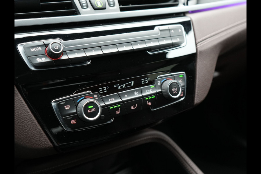 BMW X1 xDrive25e Sportline Plug In Hybrid 221pk Dealer O.H. PHEV | Panodak | Adaptive Cruise | Head Up | Camera | Lederen Sportstoelen Memory & Verwarmd | Sfeerverlichting | Stuur Verwarmd | Apple Carplay | Keyless | Navigatie | DAB |