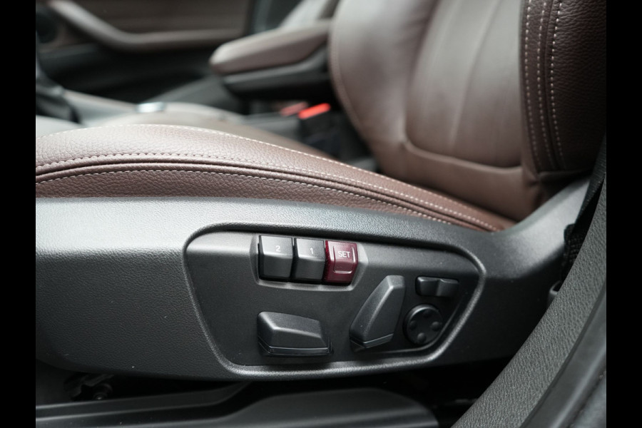 BMW X1 xDrive25e Sportline Plug In Hybrid 221pk Dealer O.H. PHEV | Panodak | Adaptive Cruise | Head Up | Camera | Lederen Sportstoelen Memory & Verwarmd | Sfeerverlichting | Stuur Verwarmd | Apple Carplay | Keyless | Navigatie | DAB |