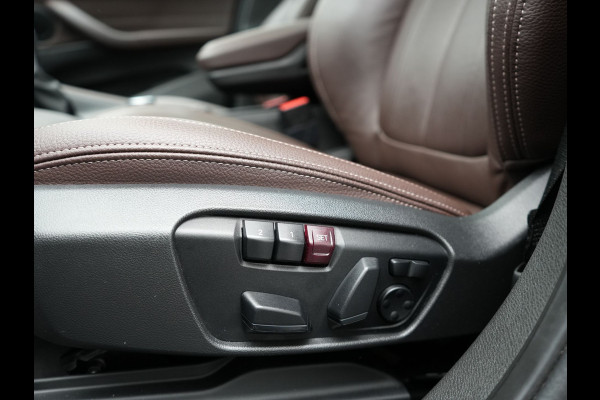 BMW X1 xDrive25e Sportline Plug In Hybrid 221pk Dealer O.H. PHEV | Panodak | Adaptive Cruise | Head Up | Camera | Lederen Sportstoelen Memory & Verwarmd | Sfeerverlichting | Stuur Verwarmd | Apple Carplay | Keyless | Navigatie | DAB |