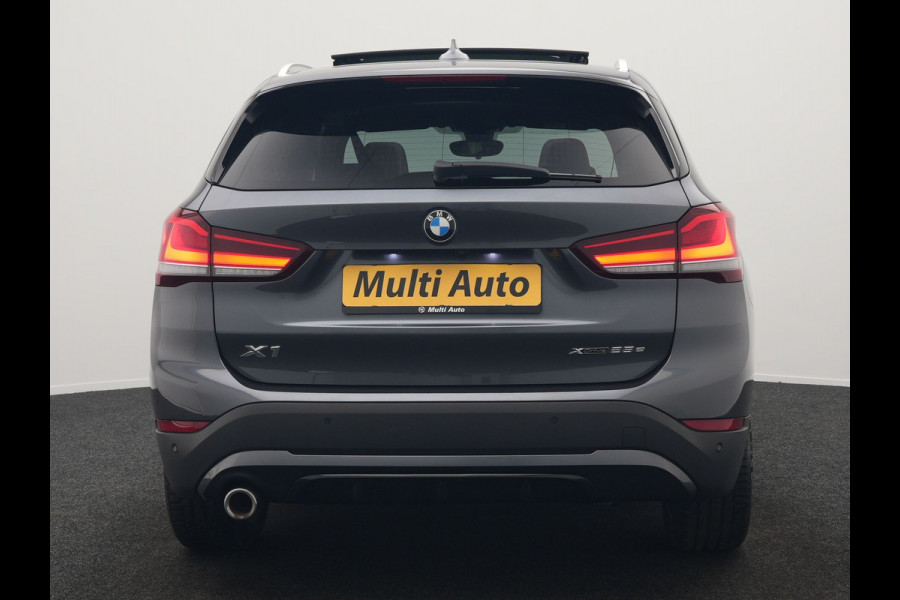 BMW X1 xDrive25e Sportline Plug In Hybrid 221pk Dealer O.H. PHEV | Panodak | Adaptive Cruise | Head Up | Camera | Lederen Sportstoelen Memory & Verwarmd | Sfeerverlichting | Stuur Verwarmd | Apple Carplay | Keyless | Navigatie | DAB |