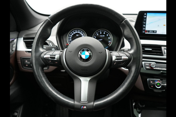 BMW X1 xDrive25e Sportline Plug In Hybrid 221pk Dealer O.H. PHEV | Panodak | Adaptive Cruise | Head Up | Camera | Lederen Sportstoelen Memory & Verwarmd | Sfeerverlichting | Stuur Verwarmd | Apple Carplay | Keyless | Navigatie | DAB |