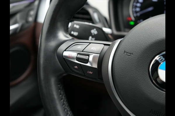 BMW X1 xDrive25e Sportline Plug In Hybrid 221pk Dealer O.H. PHEV | Panodak | Adaptive Cruise | Head Up | Camera | Lederen Sportstoelen Memory & Verwarmd | Sfeerverlichting | Stuur Verwarmd | Apple Carplay | Keyless | Navigatie | DAB |