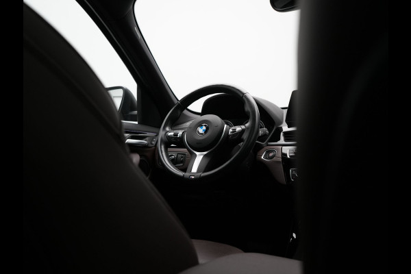 BMW X1 xDrive25e Sportline Plug In Hybrid 221pk Dealer O.H. PHEV | Panodak | Adaptive Cruise | Head Up | Camera | Lederen Sportstoelen Memory & Verwarmd | Sfeerverlichting | Stuur Verwarmd | Apple Carplay | Keyless | Navigatie | DAB |