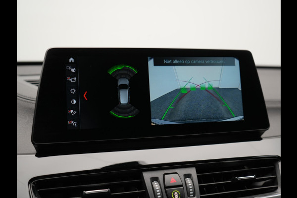 BMW X1 xDrive25e Sportline Plug In Hybrid 221pk Dealer O.H. PHEV | Panodak | Adaptive Cruise | Head Up | Camera | Lederen Sportstoelen Memory & Verwarmd | Sfeerverlichting | Stuur Verwarmd | Apple Carplay | Keyless | Navigatie | DAB |