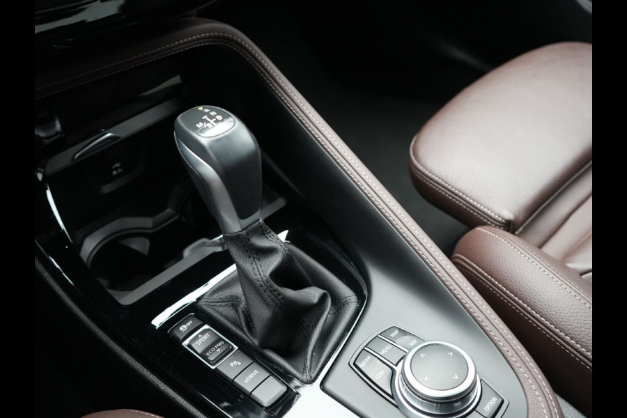 BMW X1 xDrive25e Sportline Plug In Hybrid 221pk Dealer O.H. PHEV | Panodak | Adaptive Cruise | Head Up | Camera | Lederen Sportstoelen Memory & Verwarmd | Sfeerverlichting | Stuur Verwarmd | Apple Carplay | Keyless | Navigatie | DAB |