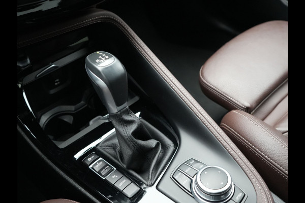 BMW X1 xDrive25e Sportline Plug In Hybrid 221pk Dealer O.H. PHEV | Panodak | Adaptive Cruise | Head Up | Camera | Lederen Sportstoelen Memory & Verwarmd | Sfeerverlichting | Stuur Verwarmd | Apple Carplay | Keyless | Navigatie | DAB |