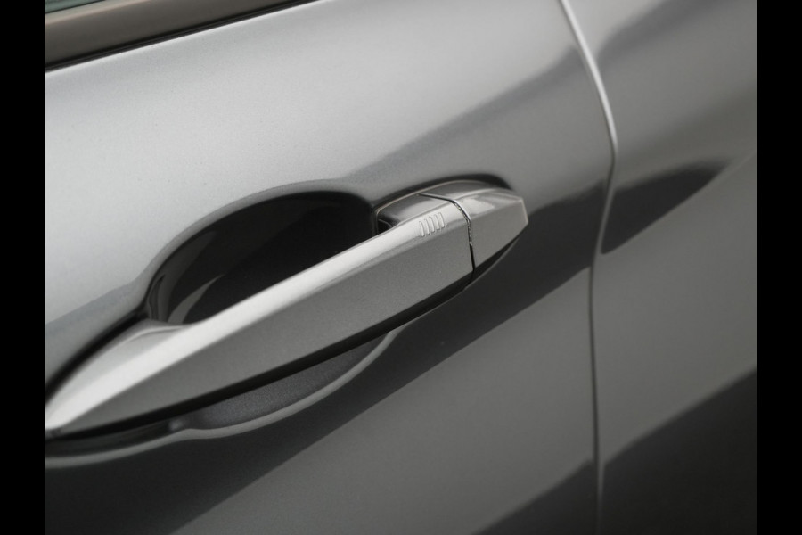 BMW X1 xDrive25e Sportline Plug In Hybrid 221pk Dealer O.H. PHEV | Panodak | Adaptive Cruise | Head Up | Camera | Lederen Sportstoelen Memory & Verwarmd | Sfeerverlichting | Stuur Verwarmd | Apple Carplay | Keyless | Navigatie | DAB |