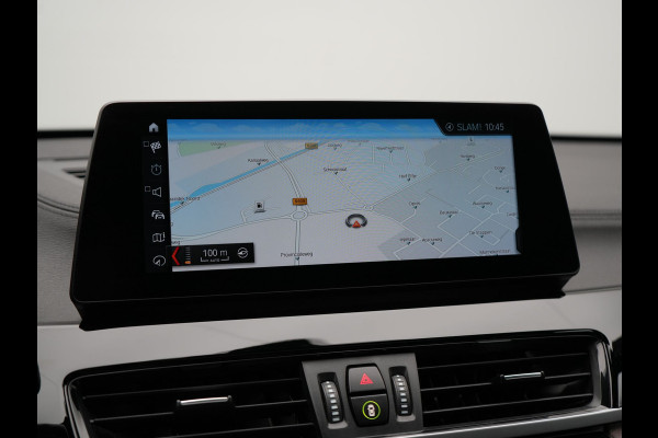 BMW X1 xDrive25e Sportline Plug In Hybrid 221pk Dealer O.H. PHEV | Panodak | Adaptive Cruise | Head Up | Camera | Lederen Sportstoelen Memory & Verwarmd | Sfeerverlichting | Stuur Verwarmd | Apple Carplay | Keyless | Navigatie | DAB |