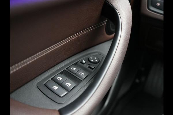 BMW X1 xDrive25e Sportline Plug In Hybrid 221pk Dealer O.H. PHEV | Panodak | Adaptive Cruise | Head Up | Camera | Lederen Sportstoelen Memory & Verwarmd | Sfeerverlichting | Stuur Verwarmd | Apple Carplay | Keyless | Navigatie | DAB |