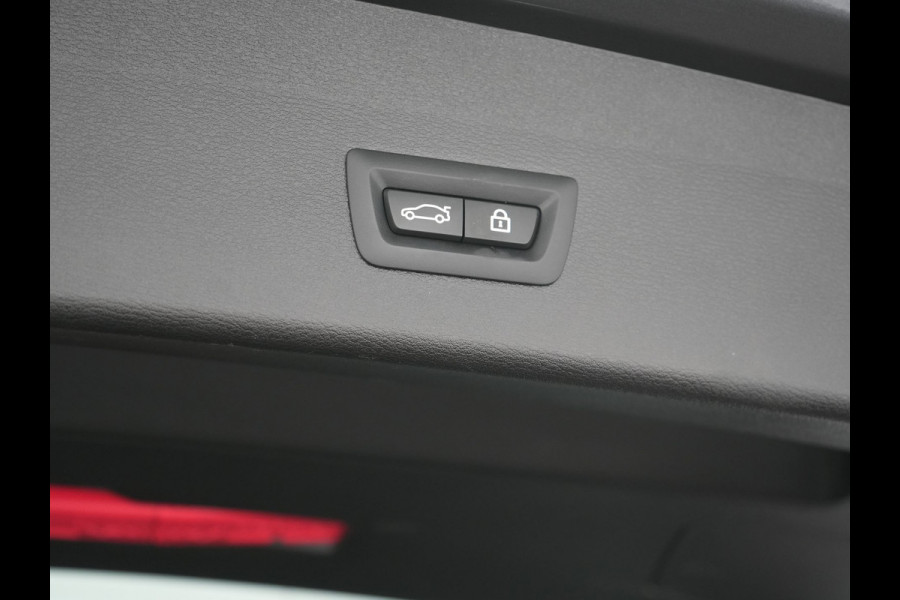 BMW X1 xDrive25e Sportline Plug In Hybrid 221pk Dealer O.H. PHEV | Panodak | Adaptive Cruise | Head Up | Camera | Lederen Sportstoelen Memory & Verwarmd | Sfeerverlichting | Stuur Verwarmd | Apple Carplay | Keyless | Navigatie | DAB |