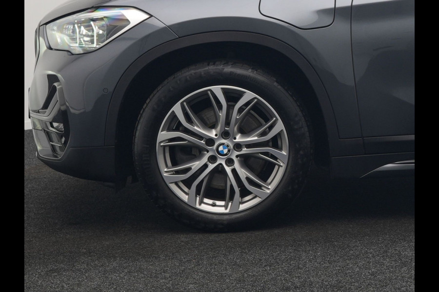 BMW X1 xDrive25e Sportline Plug In Hybrid 221pk Dealer O.H. PHEV | Panodak | Adaptive Cruise | Head Up | Camera | Lederen Sportstoelen Memory & Verwarmd | Sfeerverlichting | Stuur Verwarmd | Apple Carplay | Keyless | Navigatie | DAB |